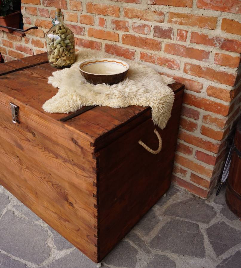 Stará dřevěná truhla po renovaci