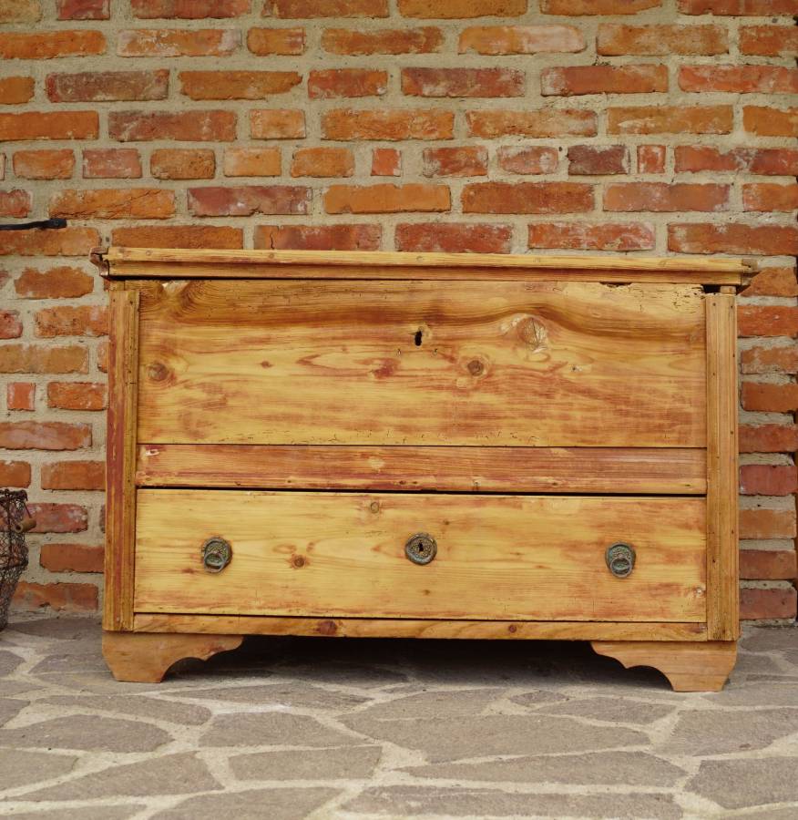 Stará truhla s šuplíkem k renovaci