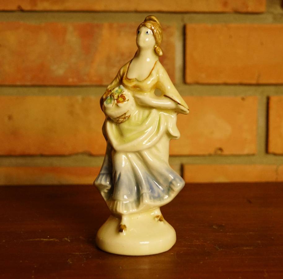 Porcelánová soška ženy