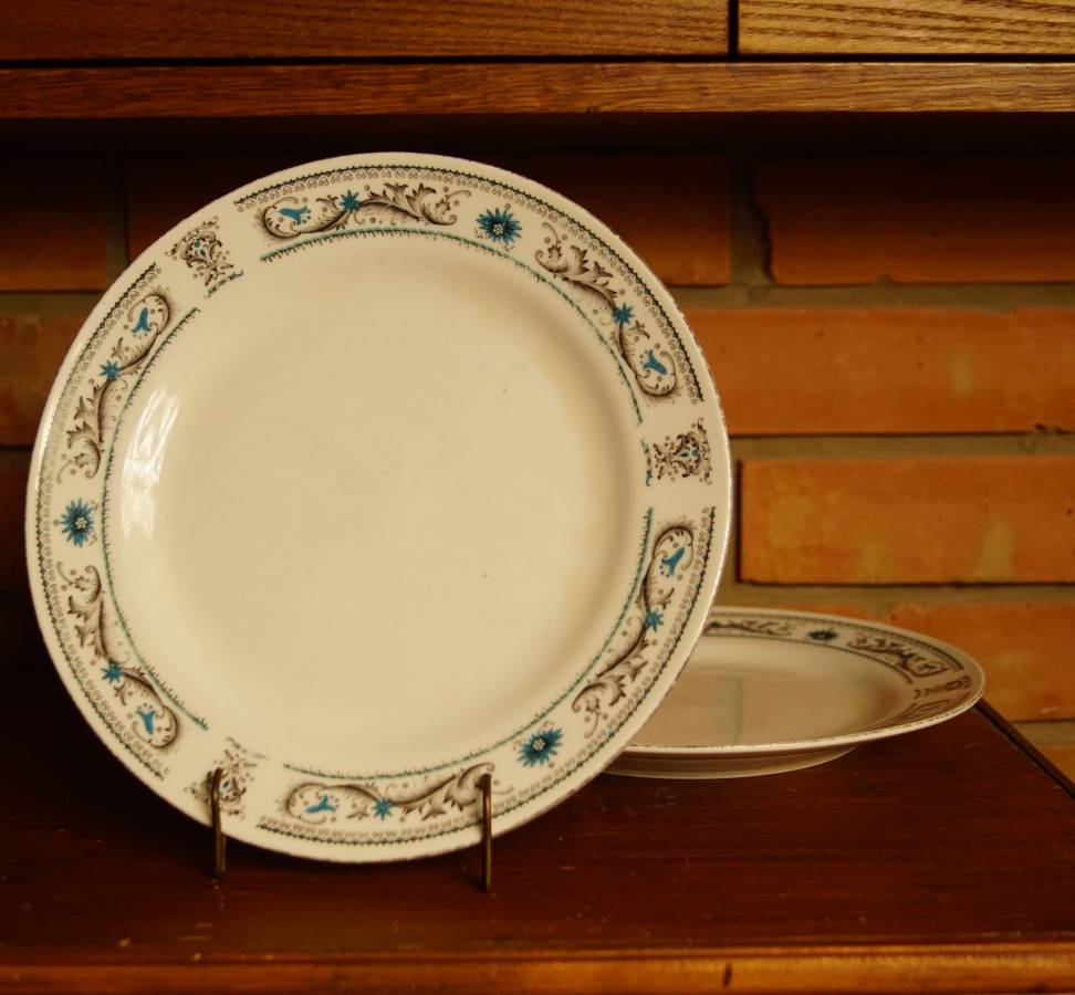 2 talíře s ornamenty