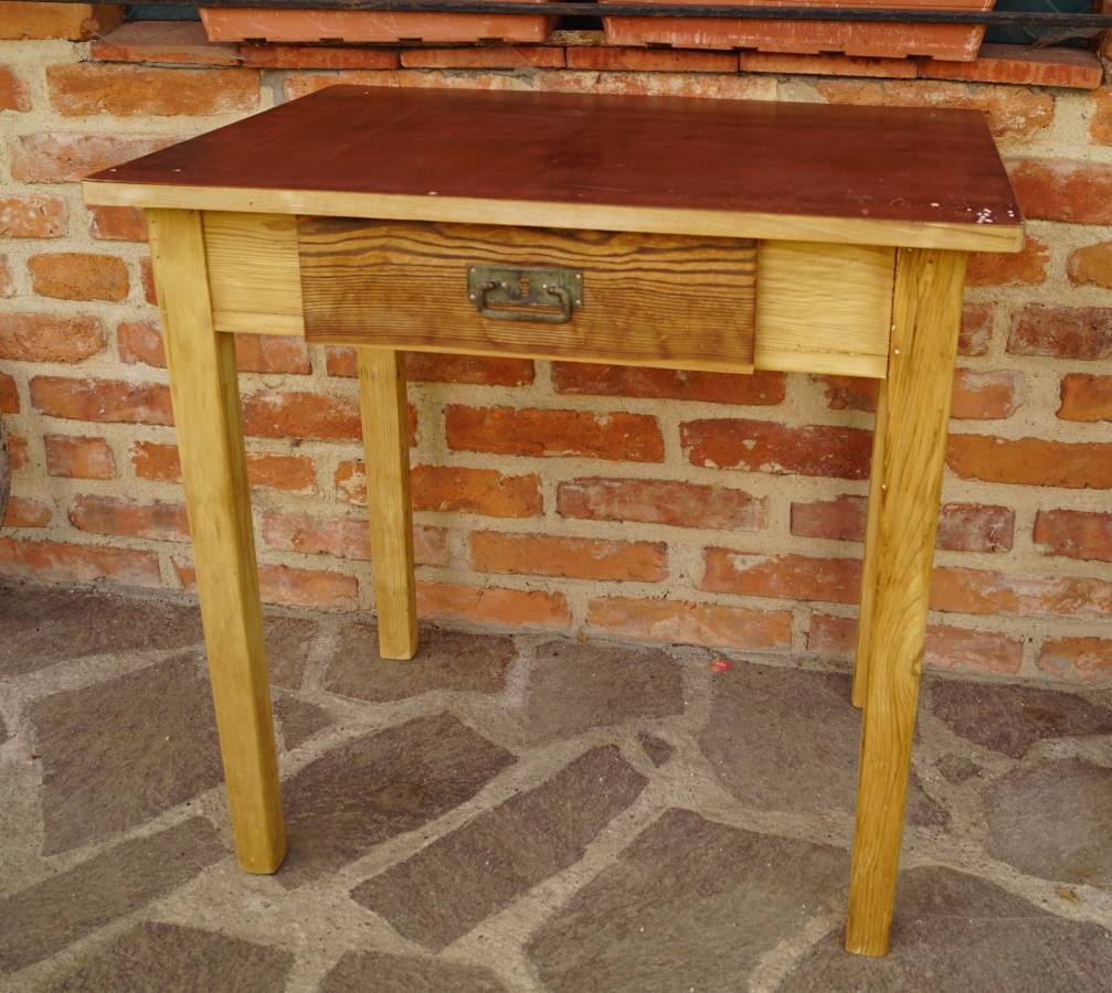 Menší kuchyňský stůl