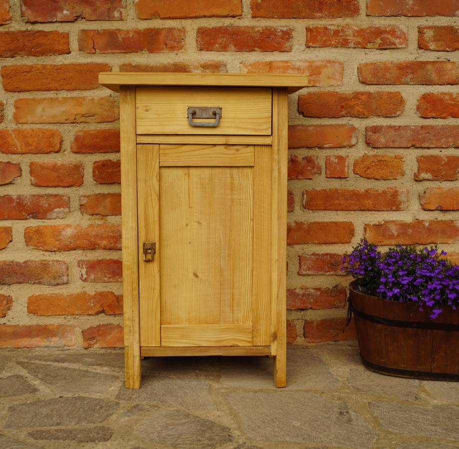 Starý noční stolek po renovaci