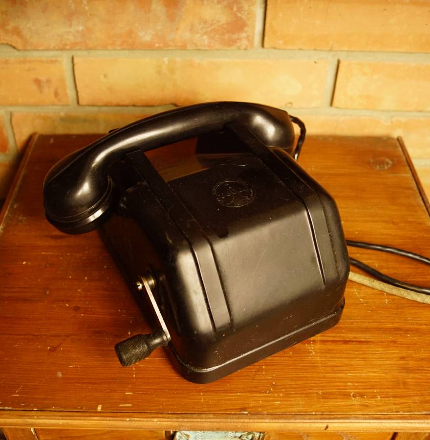 Bakelitový telefon TESLA