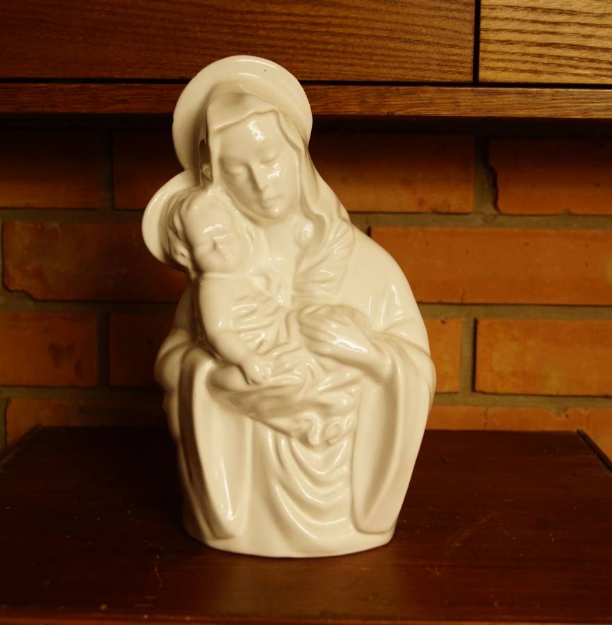 Porcelánová socha panenky s dítětem