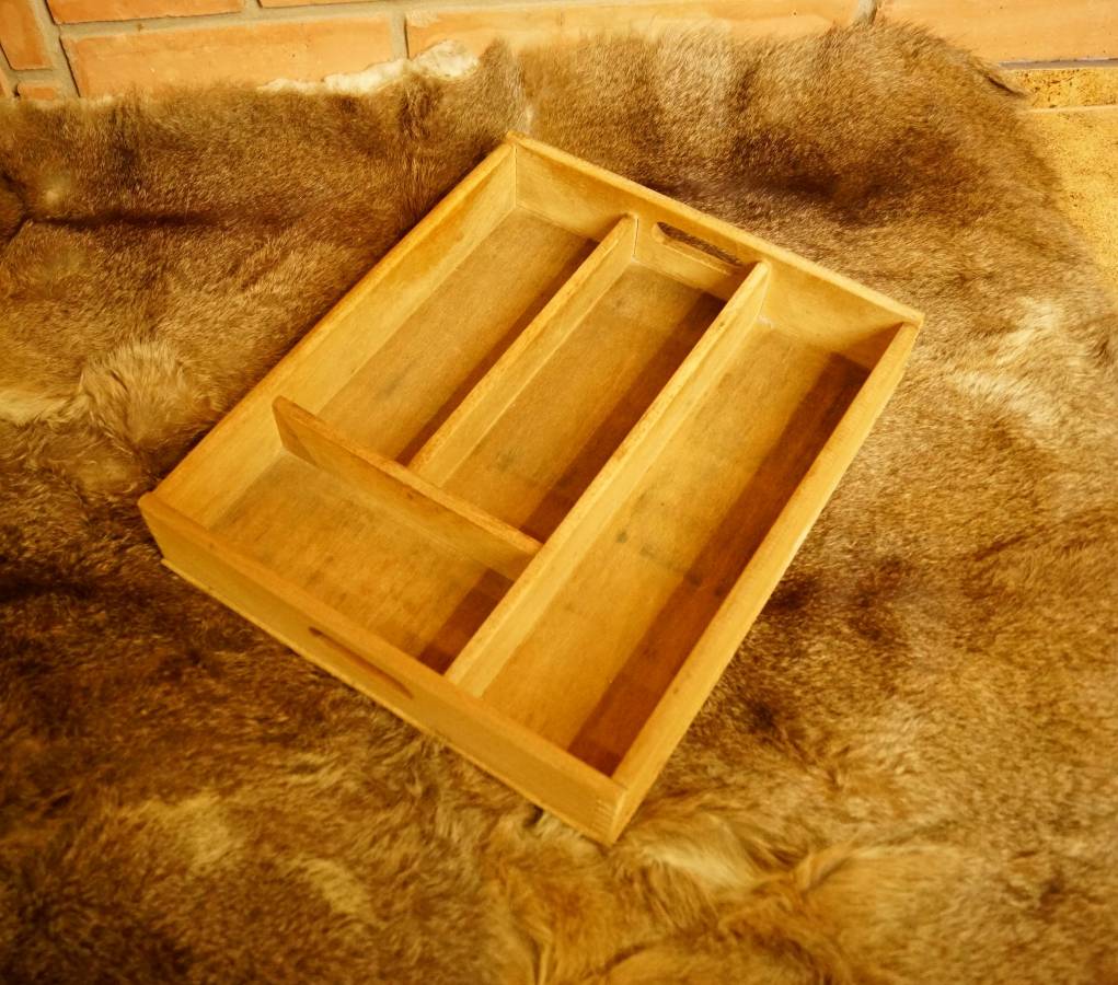Dřevěná přihrádka na příbory