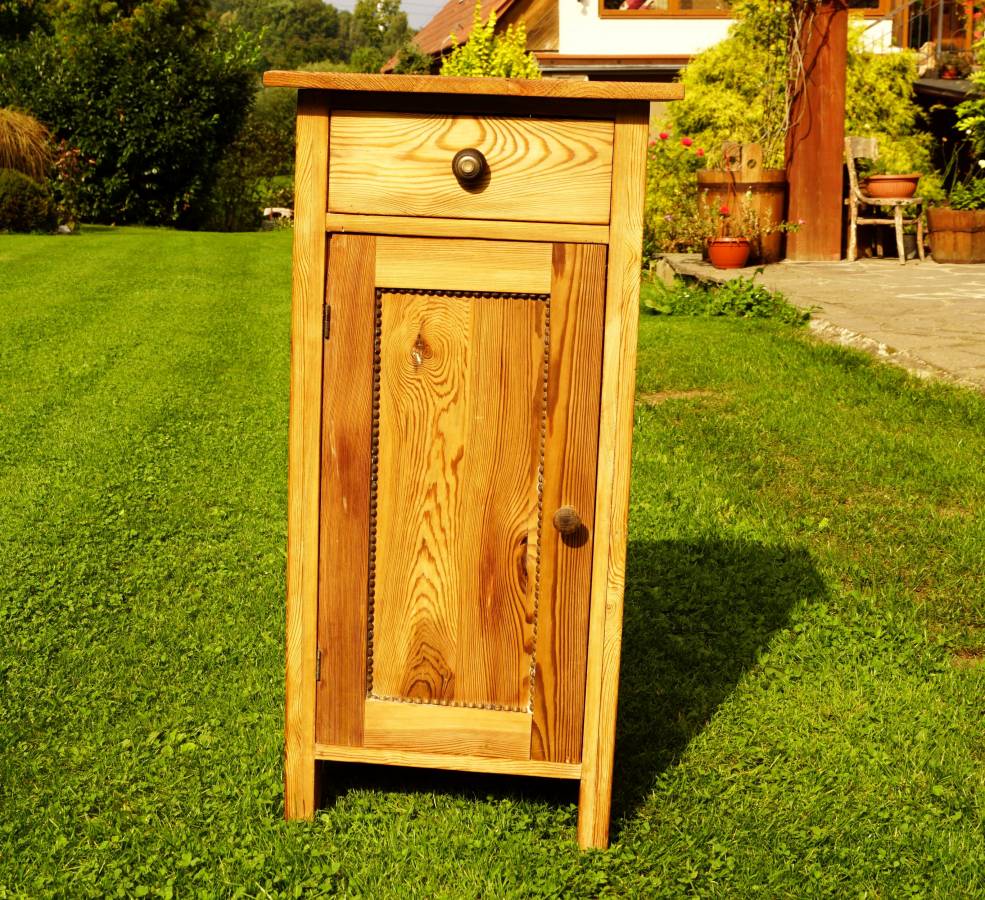 Noční stolek po renovaci