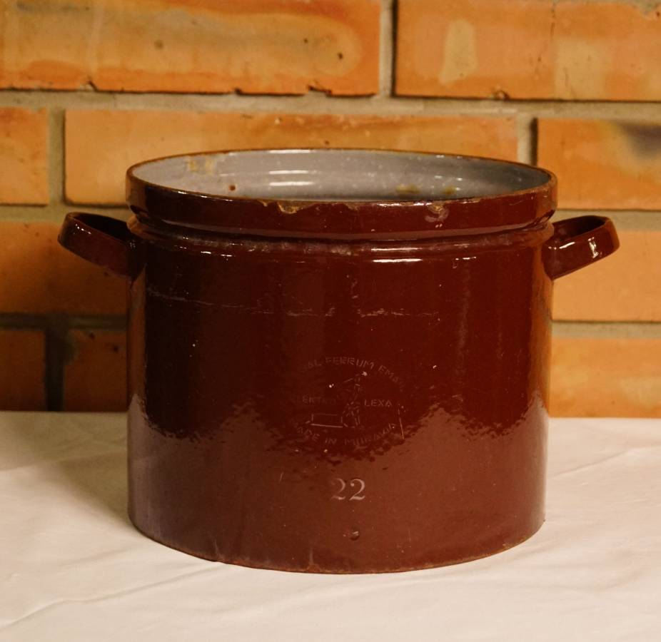 Litinový starý hrnec