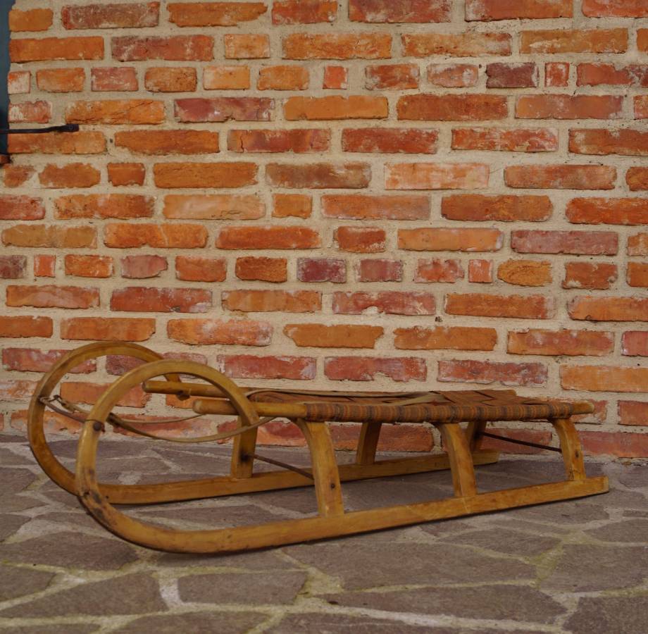 Staré sáňky s výpletem
