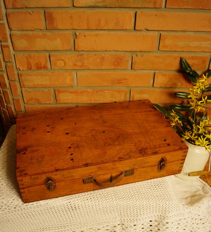 Starý dřevěný kufřík
