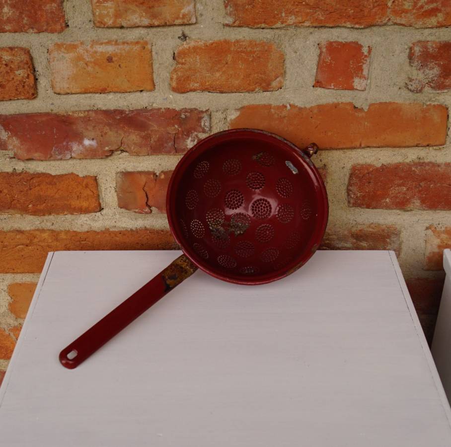 Smaltovaný vínový cedník