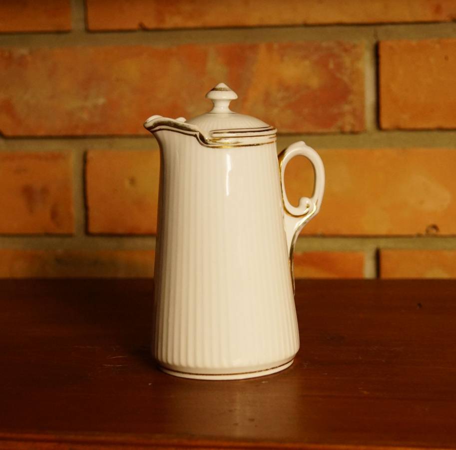 Malá porcelánová konvička