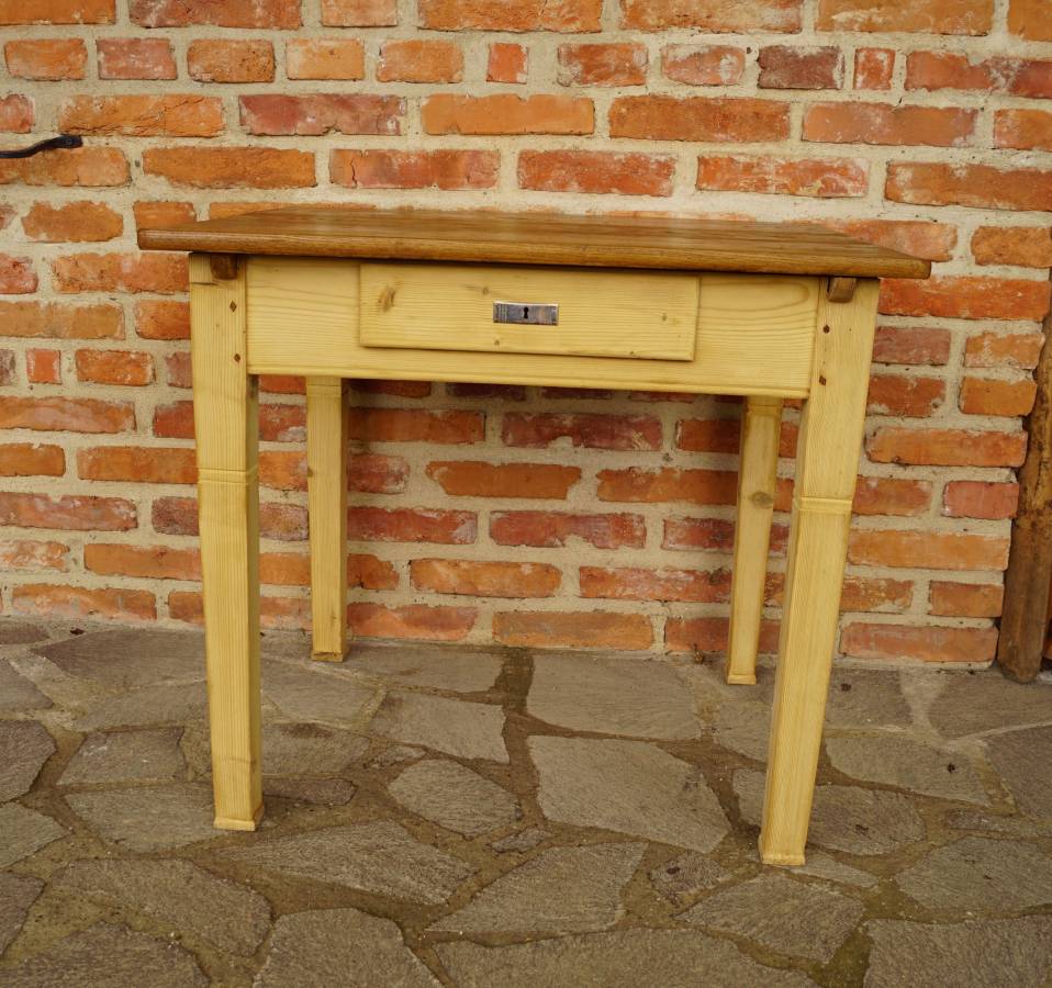 Starý stůl po renovaci