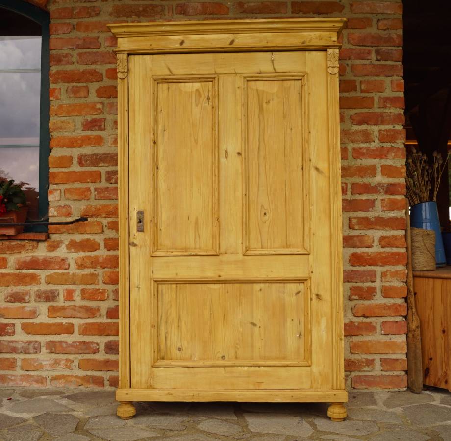 Starožitná šatní skříň po renovaci