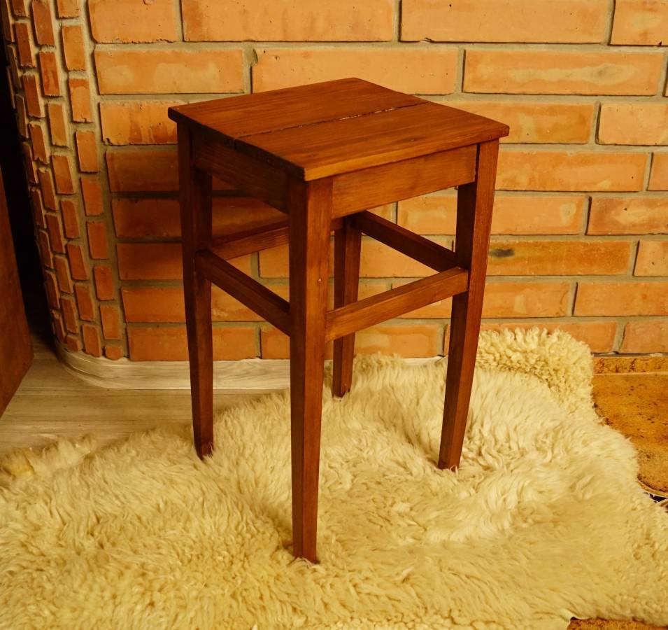 Menší květinový stolek