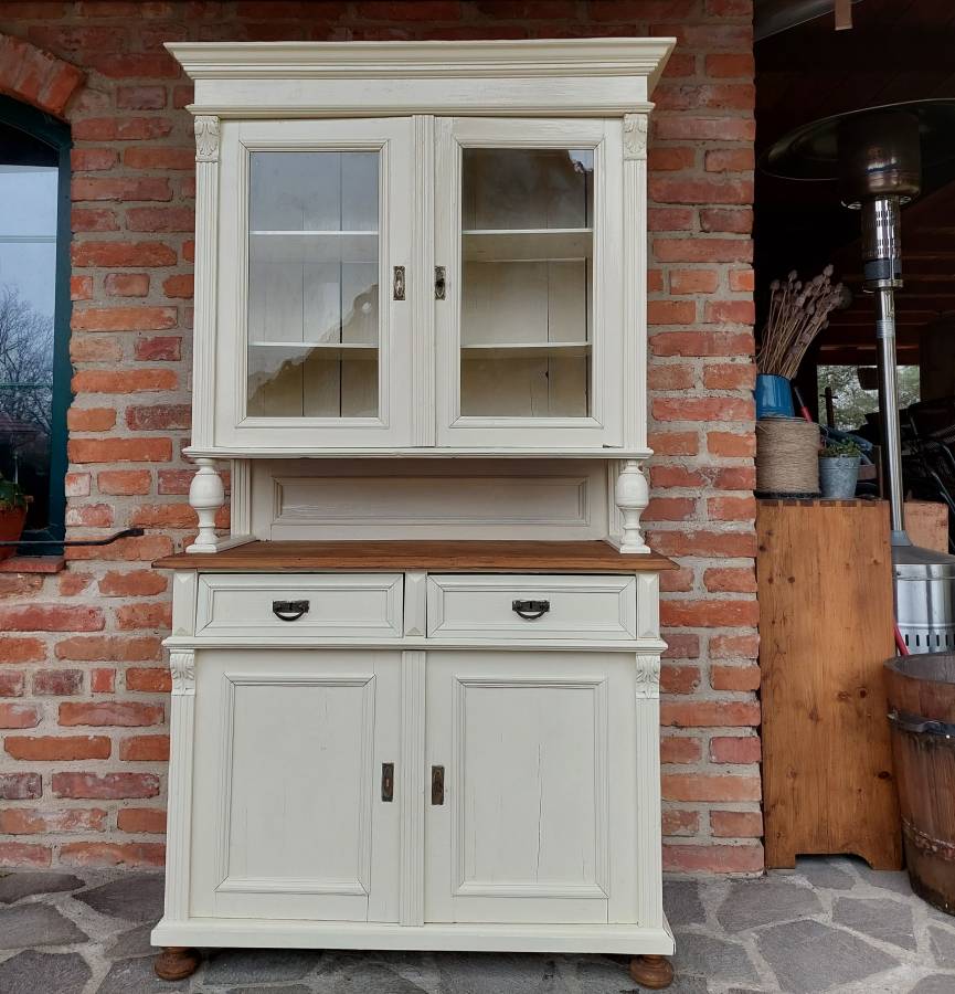 Krémový kredenc po renovaci