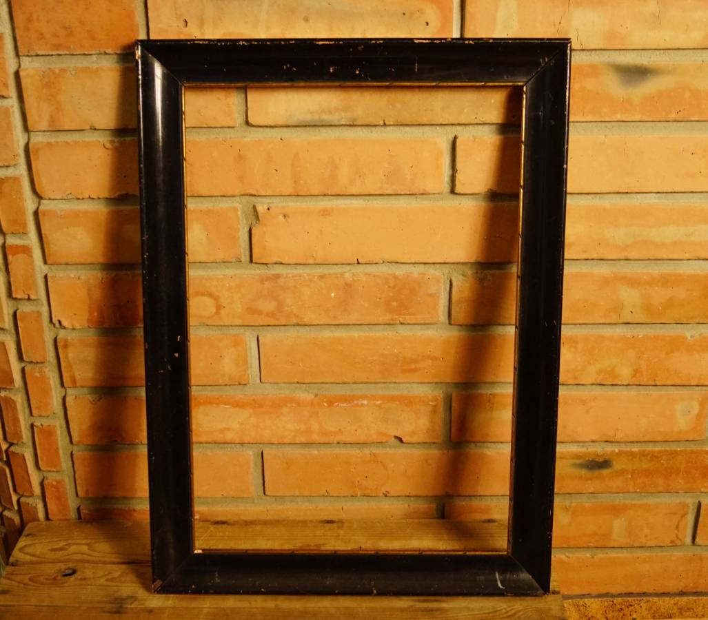 Starý černý rám