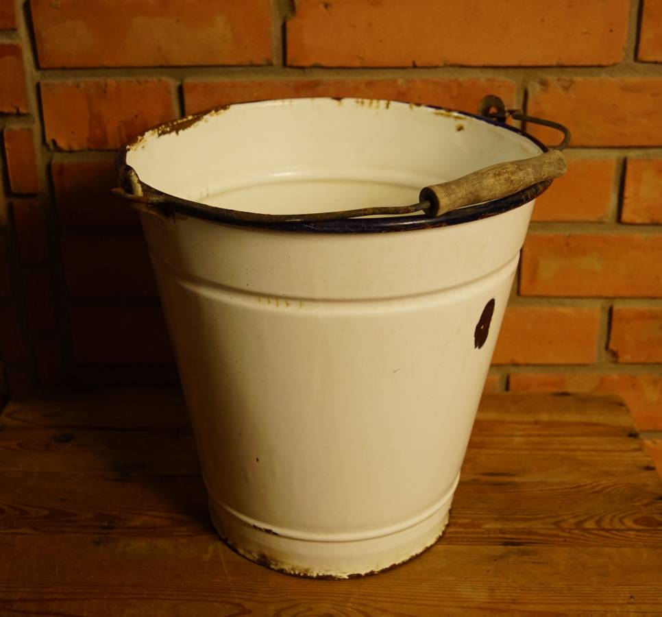 Smaltovaný kbelík