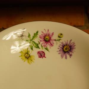 Porcelánový nástolec s květy