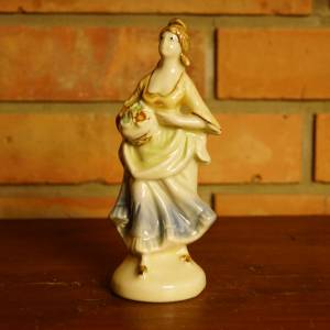 Porcelánová soška ženy