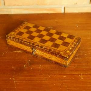Dřevěná šachovnicová krabička