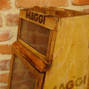 Zajímavá oboustranná skříňka MAGGI