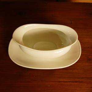 Bílý porcelánový omáčník