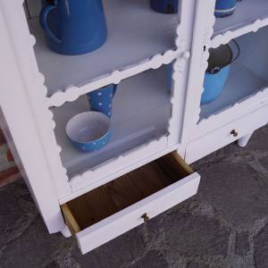 Stará prosklená skříňka po renovaci