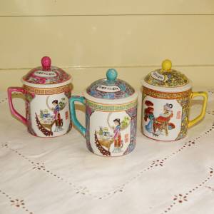 Čínský porcelán - hrnečky s pokličkou - 3 ks