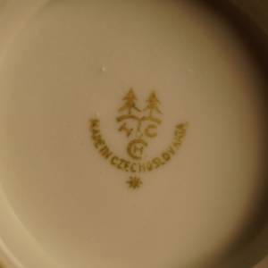 Bílý porcelánový omáčník