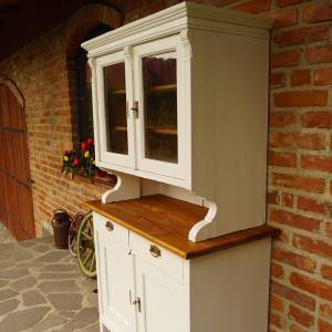 Bílý kredenc po renovaci