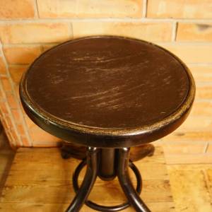 Kulatá židlička Thonet ke klavíru