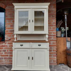 Krémový kredenc po renovaci