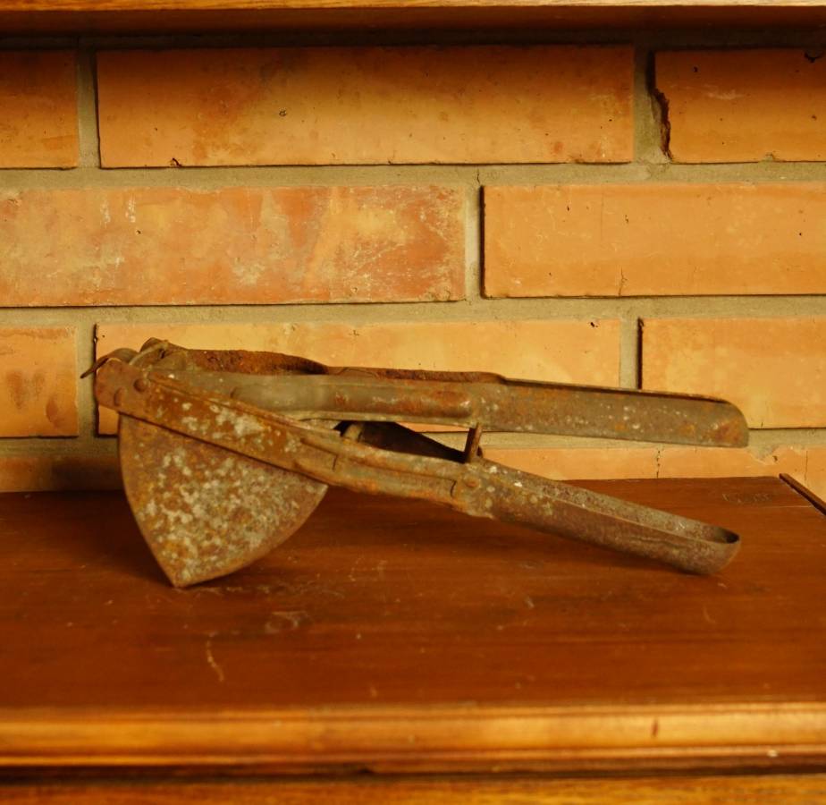 Starý lis na brambory