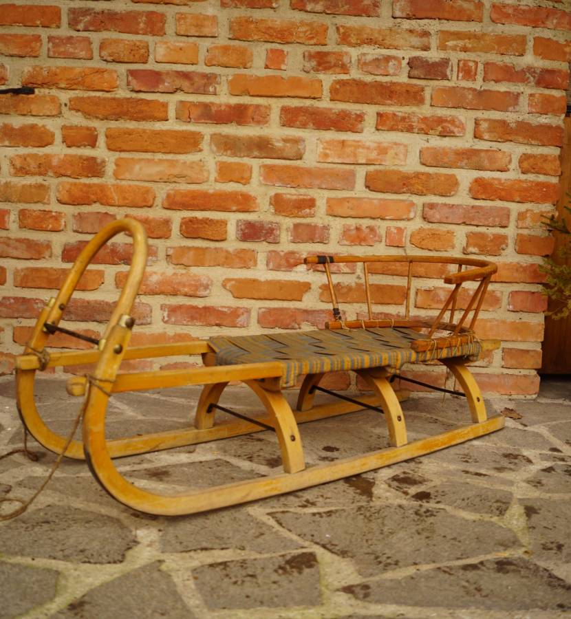 Staré retro sáňky s ohrádkou