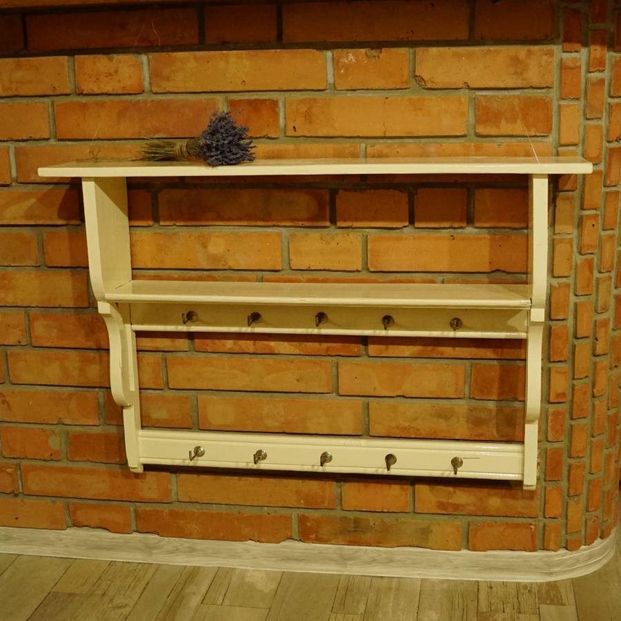 Krémová třípatrová polička po renovaci