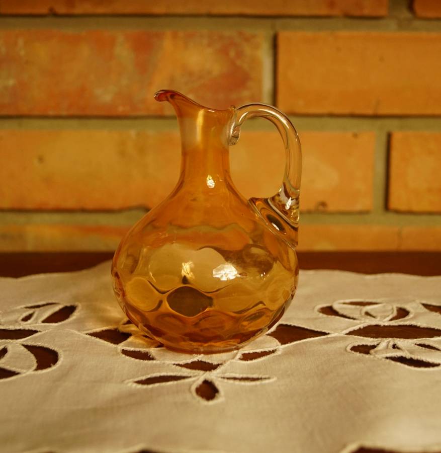 Skleněný malý džbáneček