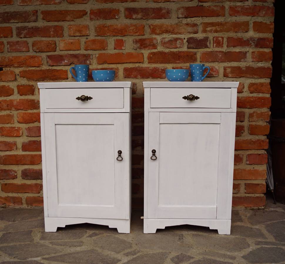 Bílé noční stolky po renovaci