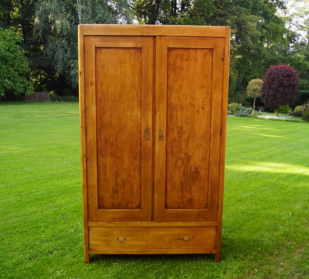 Starožitná skříň po renovaci