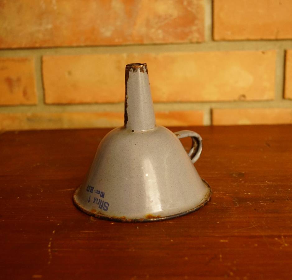 Šedomodrý smaltovaný trychtýř