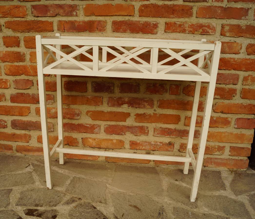 Bílý květinový stolek