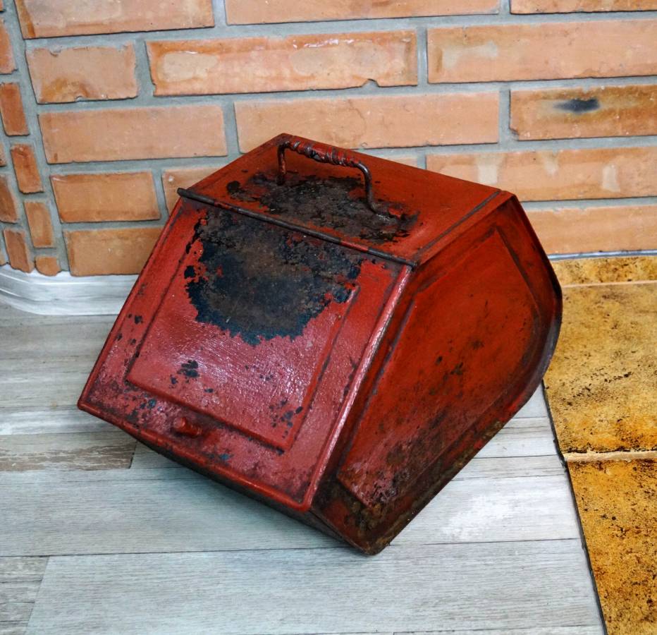 Červený starý uhlák