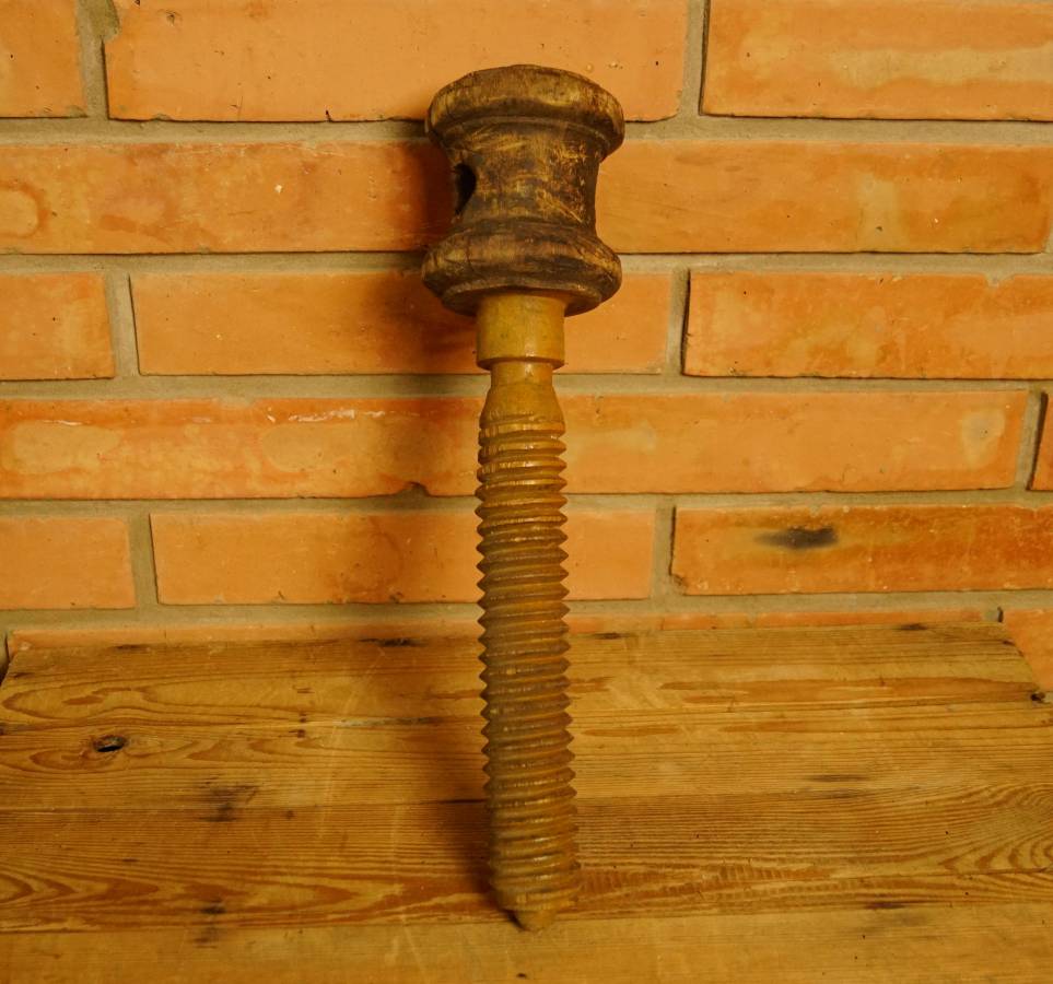 Dřevěný šroub k hoblici