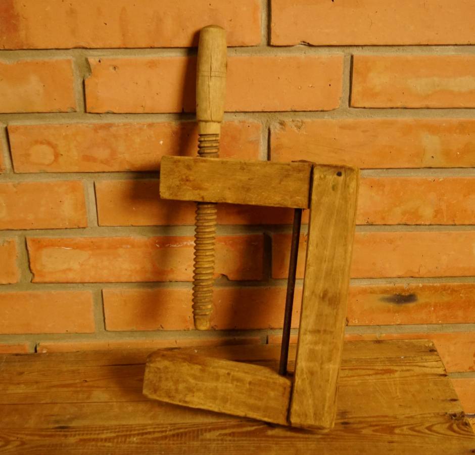 Stará dřevěná svorka