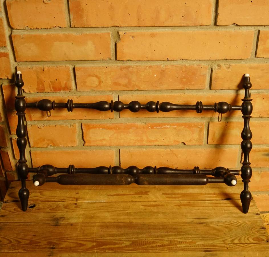 Starý věšák na ručníky