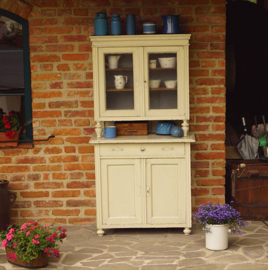 Starý sloupkový kredenc