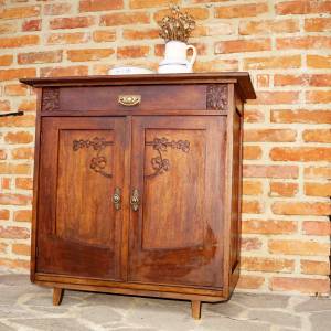 Starožitná skříňka po renovaci