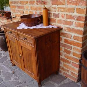 Starožitná komoda po renovaci