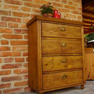 Stará dřevěná komoda po renovaci