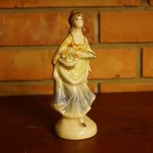 Porcelánová soška ženy