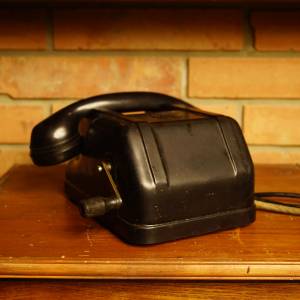 Bakelitový telefon TESLA